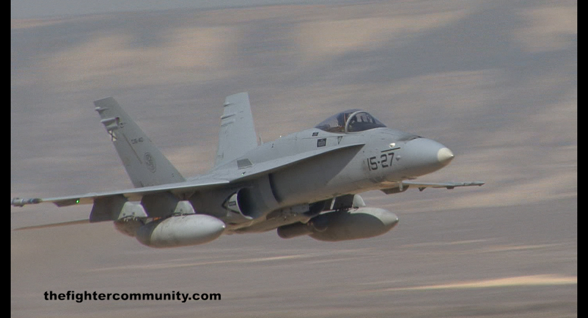 FA-18 en vuelo rasante